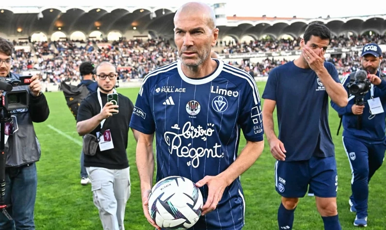 Zidane'ın yaşlanmaması şaka mı? Yıllara adeta kafa tuttu