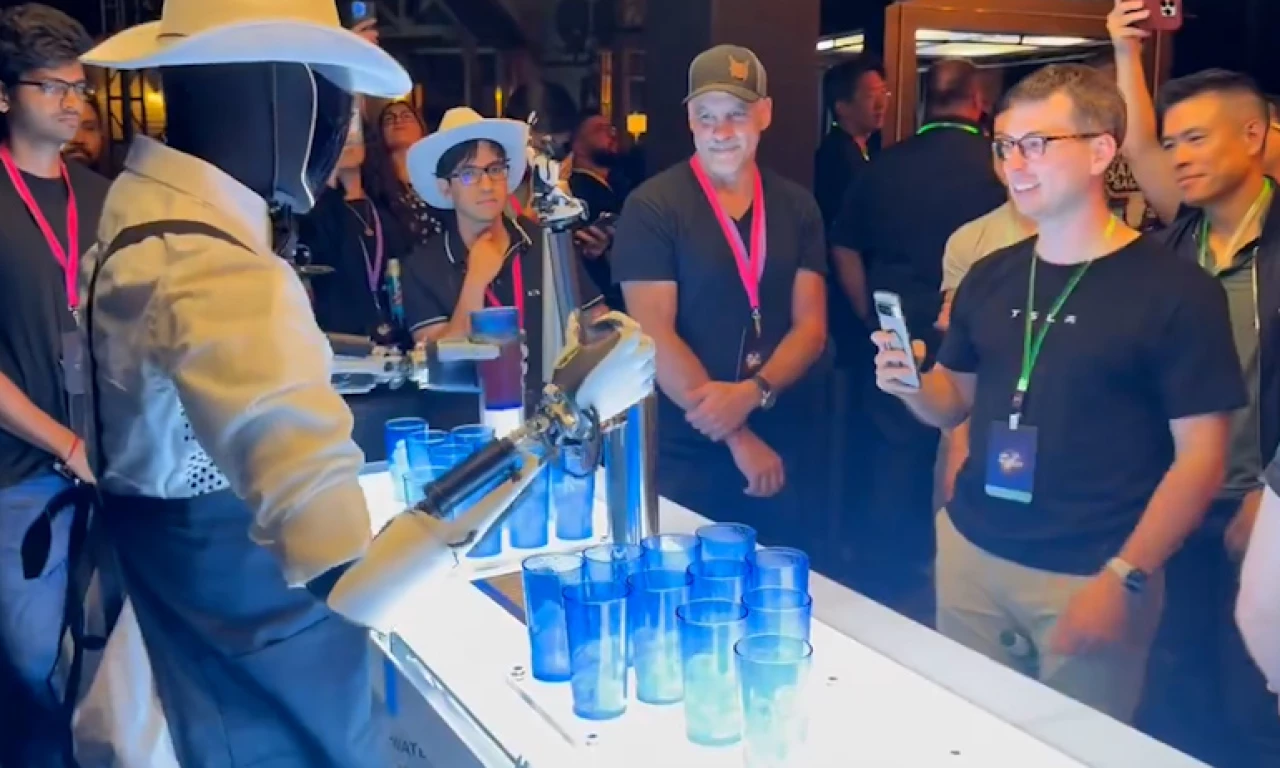 Tesla, yeni robotu Optimus'u tanıttı