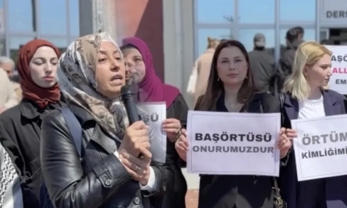 Aydın'da 28 Şubat kafalı akademisyen protesto edildi! Öğrenciler fakülte önünde toplandı: Başörtü onurumuzdur! - TRHaber