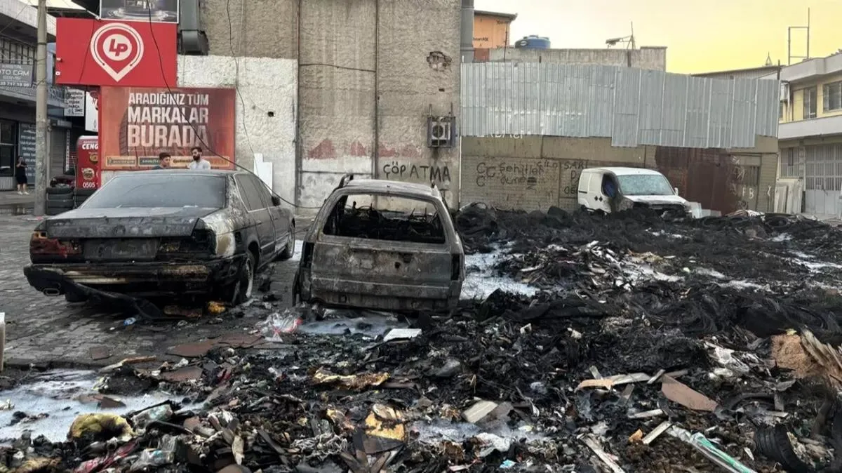 İzmir'de ''ihmal ve çöp'' belediyeciliği! Yangın çıktı araçlar küle döndü