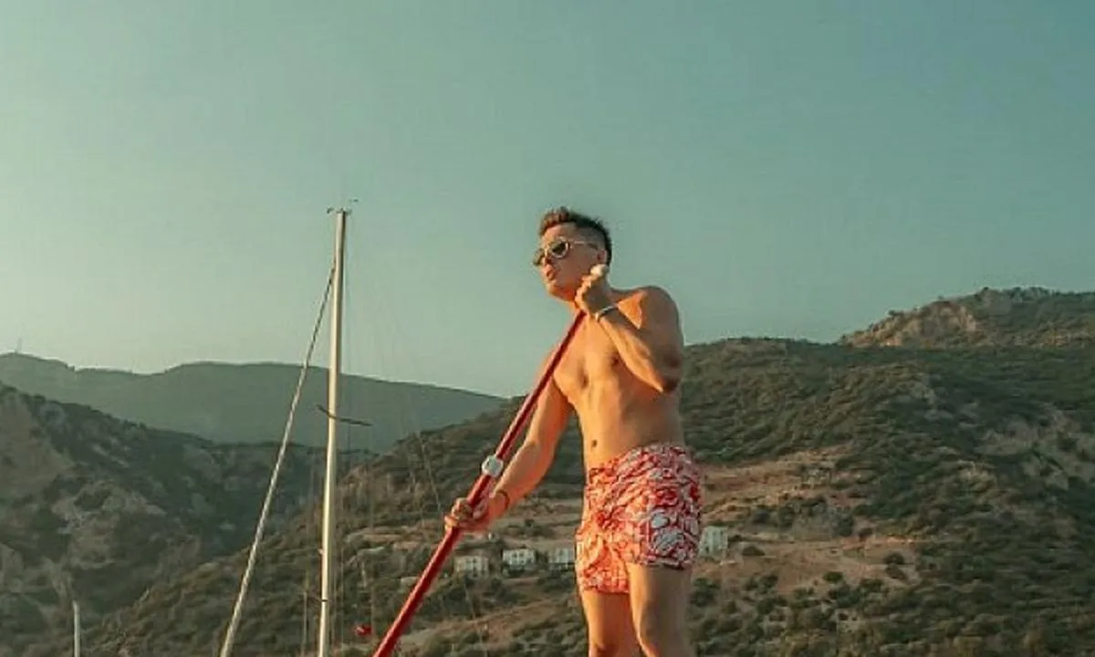 Uzak Şehir’in kayası tatilde! Sosyal medya o pozları konuştu: Atakan Özkaya olay oldu! 