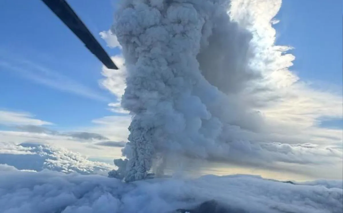 450 yıl sonra tekrar patlamıştı: Kül bulutu 6 bin metre yükseldi : O anlar kameralara anbean yansıdı