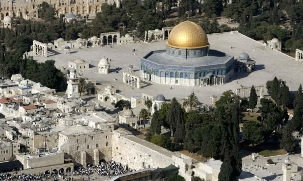 Siyonistlerden ağır tahrik! İsrail polisi Mescid-i Aksa’nın avlusunda İsrail bayrağı astı