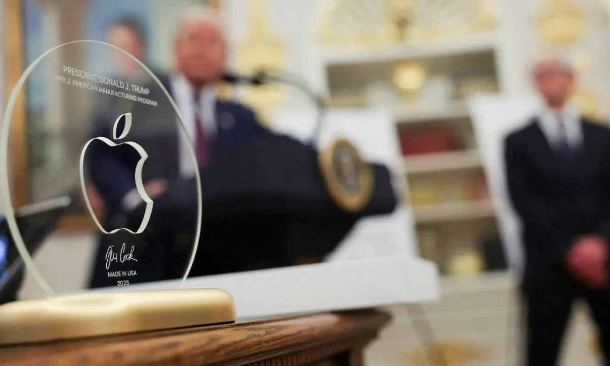 Camın ardında ne var? Trump’a hediye merak uyandırdı: İşte altın plaketin şifresi!