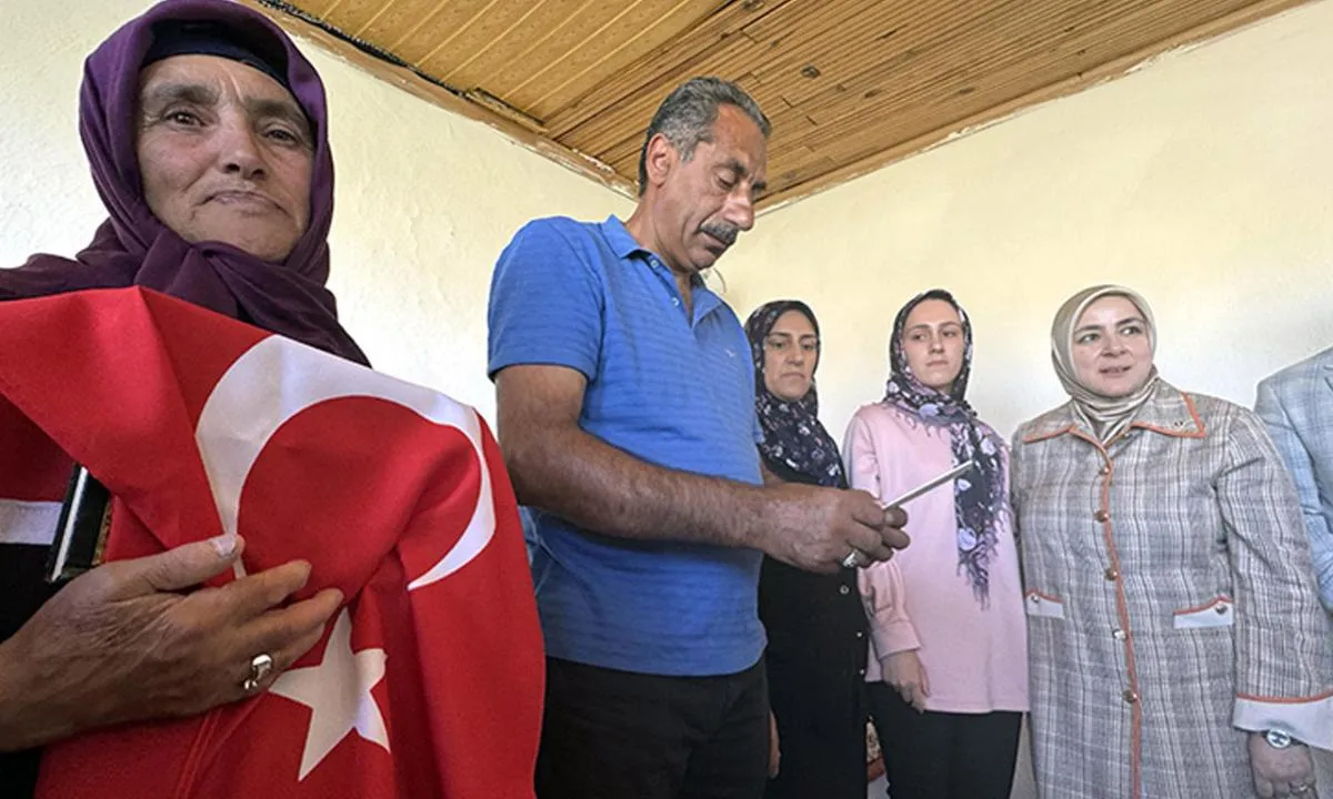 Ülkemiz güzel günler görsün! Cumhurbaşkanı Erdoğan'ın 'Terörsüz Türkiye' mektubu Ardahan'da şehit annesine ulaştı!