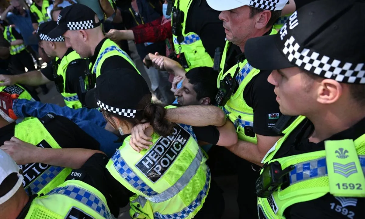 İsrail polisi gibi! İngiltere polisi 