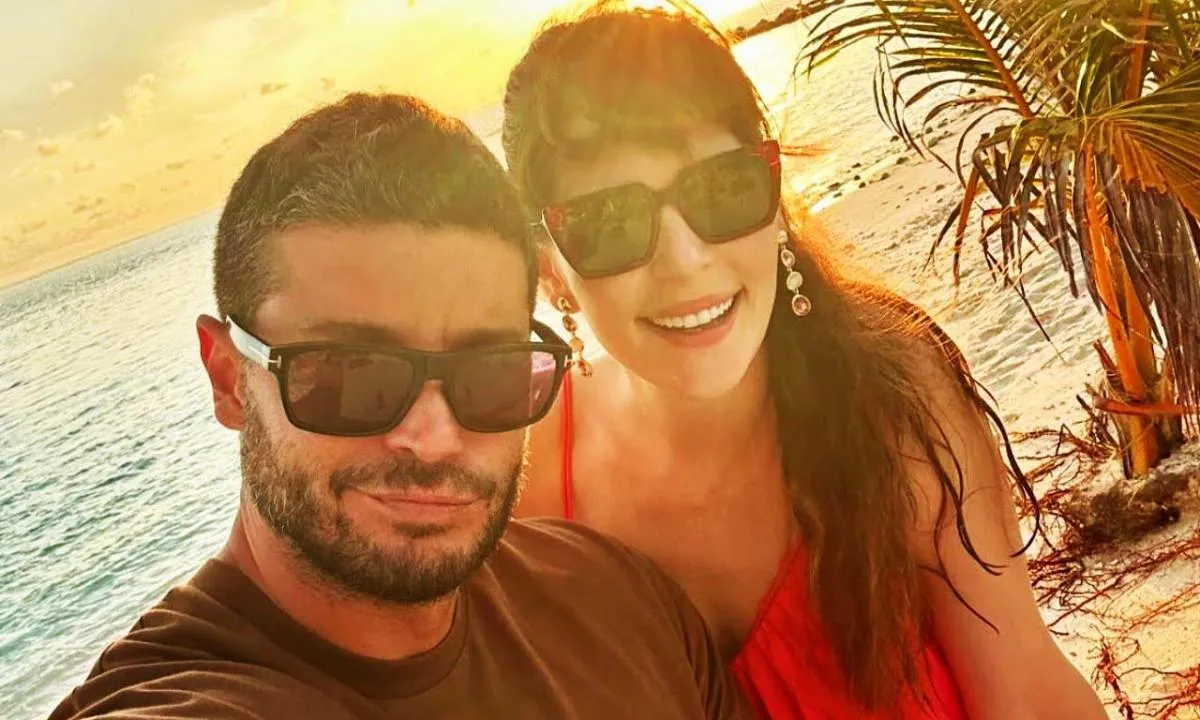 Son günlerin popüler çifti tatilde! Berk Oktay ve Yıldız Çağrı Atiksoy'un keyifli halleri kameraya yansıdı