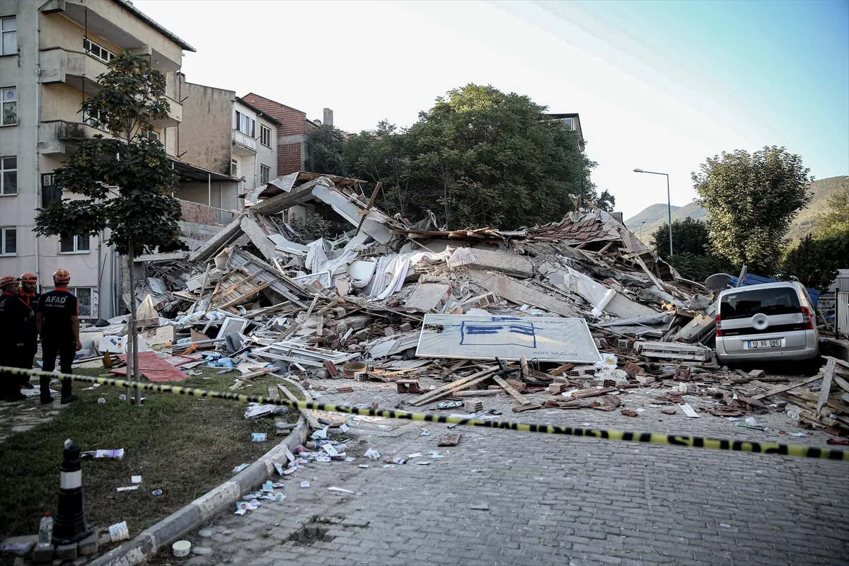 Balıkesir depreminde yıkılan binayla ilgili soruşturma: İki kişi gözaltında