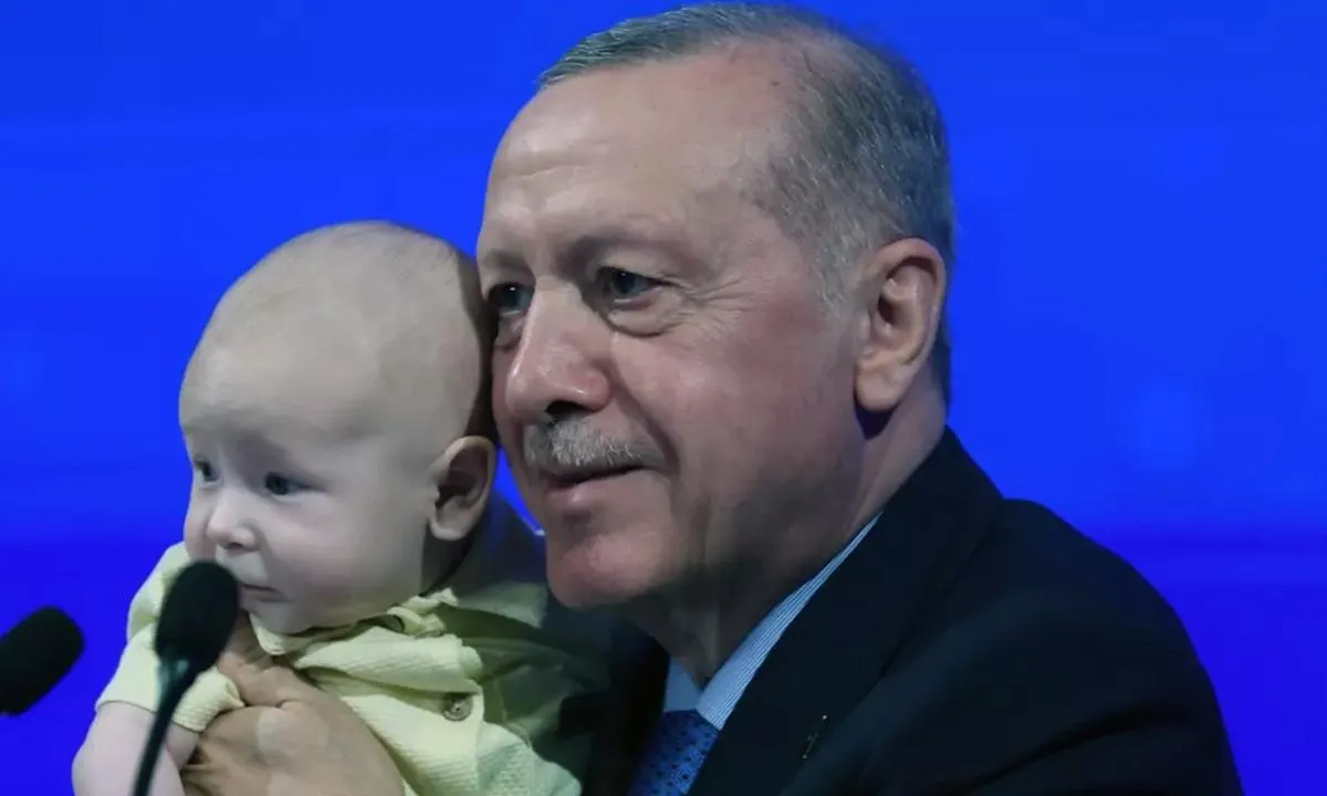Erdoğan'dan minik misafire sıcak ilgi: Kucağına aldı yanağından öptü