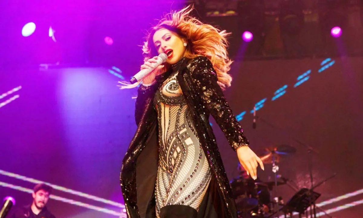 Hadise'yi tanıyabilene aşk olsun! Paris'te çocuklar gibi eğlendi! İşte o fotoğraflar