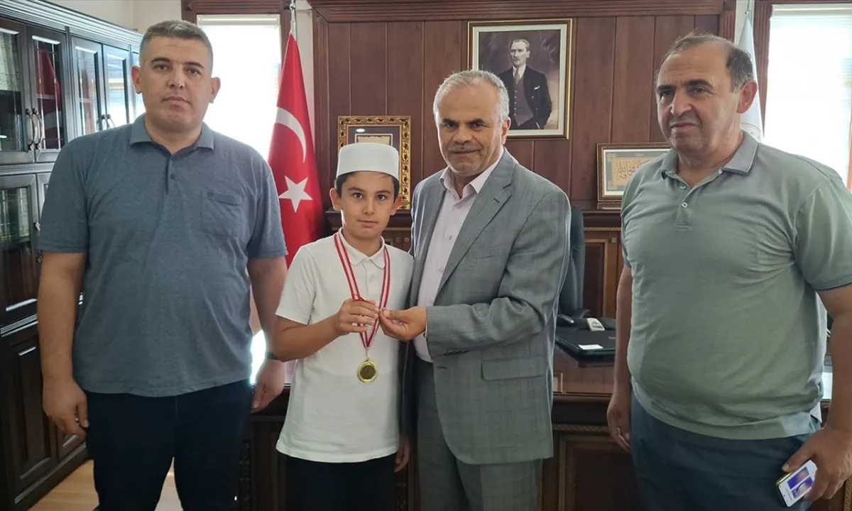 Kur'an-ı Kerim güzel okuma yarışması birincisinden anlamlı hareket! Kazandığı ödülü Gazze'ye bağışladı!
