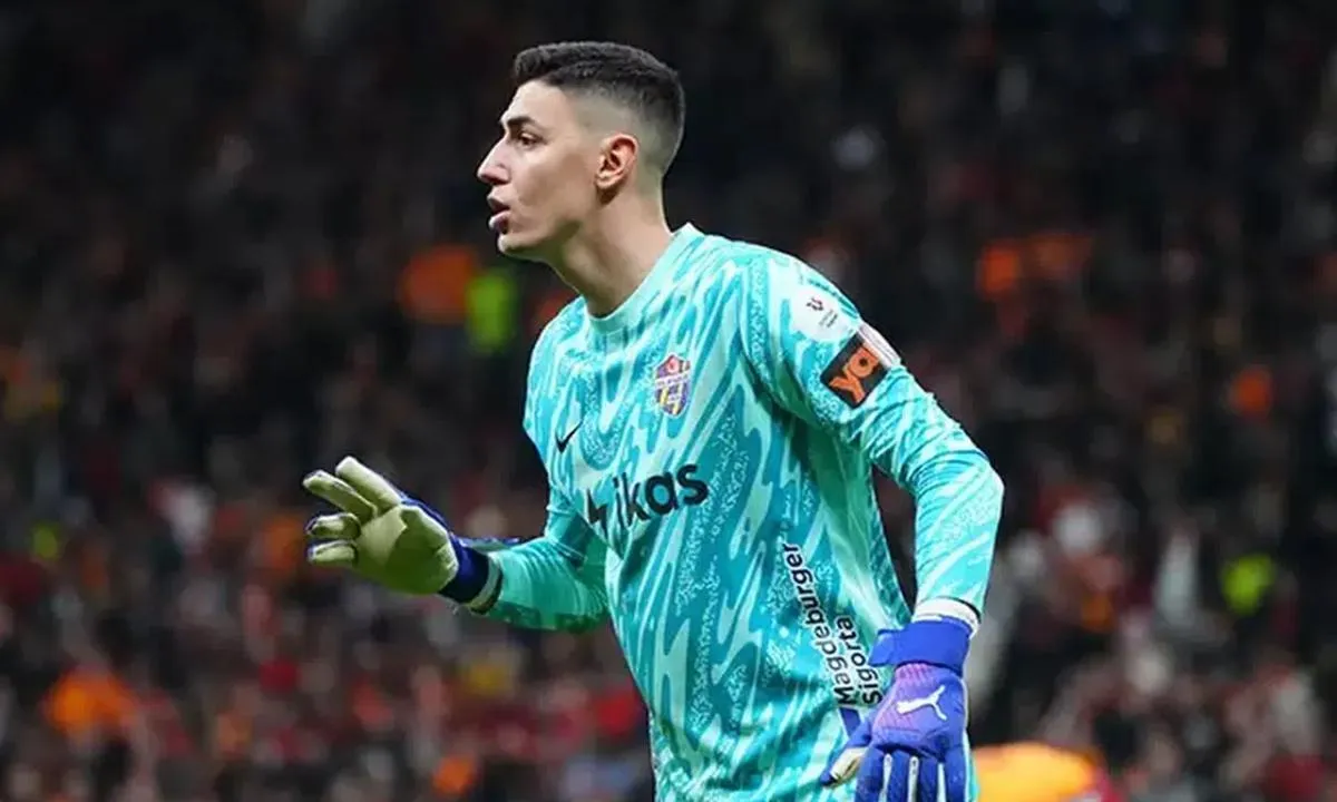 PSG'ye giden Chevalier'in boşluğunu Berke Özer dolduracak! Milli kaleci resmen Lille'de