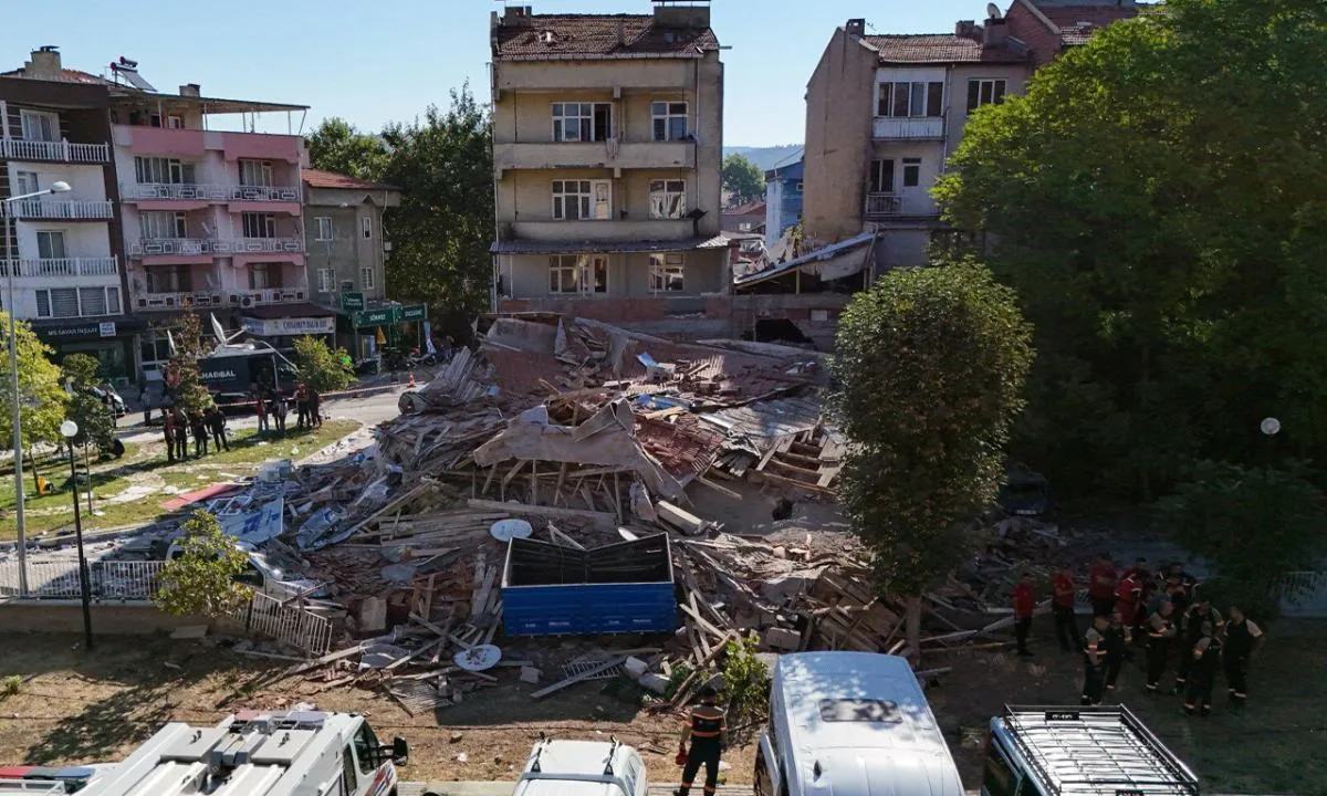 Bakan Kurum'dan Sındırgı açıklaması: 'Toplam 831 bağımsız bölüm ağır hasarlı veya yıkık'