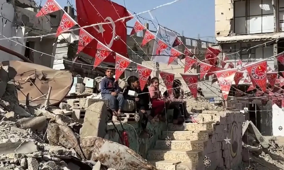 Saldırılar engel olamadı! Yıkık binaların arasında bir araya geldiler: Türk bayrağı altında Ramazan hazırlığı başladı! 